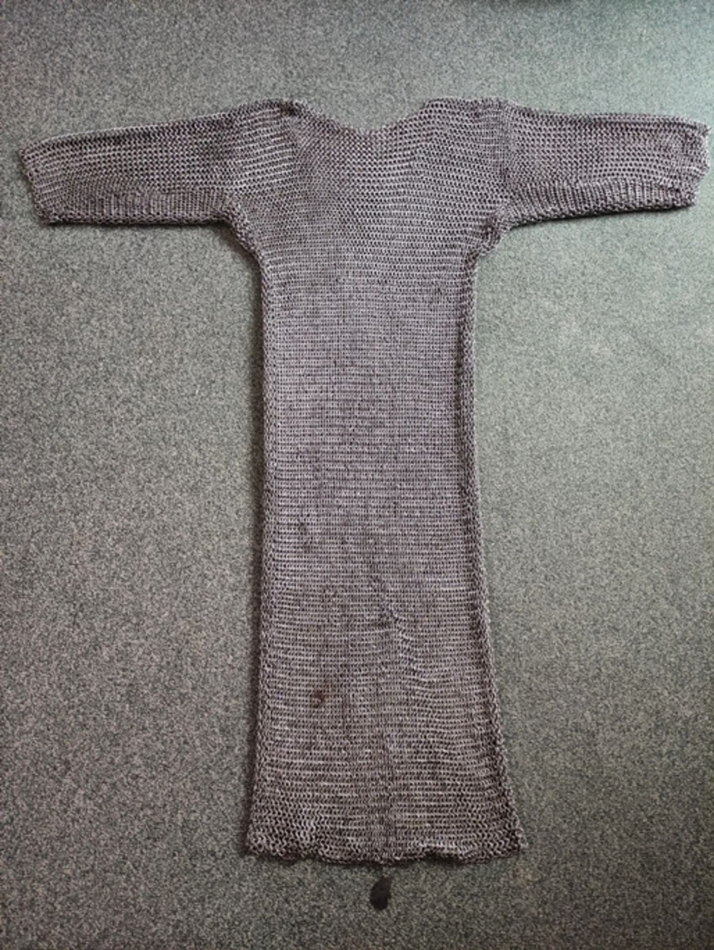 Kettenhemd, über hüftlanges Hemd mit halblangen Ärmeln aus Ringen (D 1,2 cm), Kragen mit Hakenversc