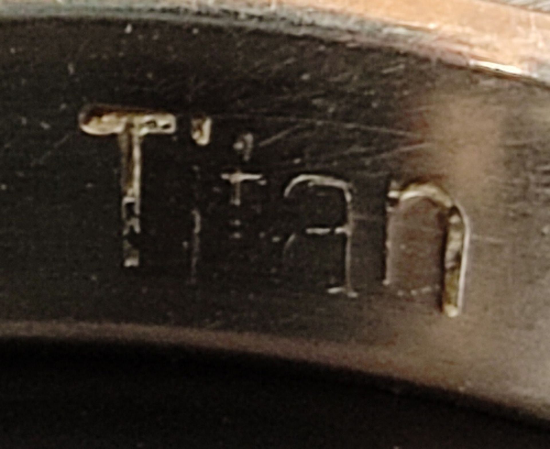 Ring, mit kleinem Brillanten und eingelegtem, goldenen und dunkelgrauen Band, Titan, 2,5g, Größe 53 - Bild 5 aus 5
