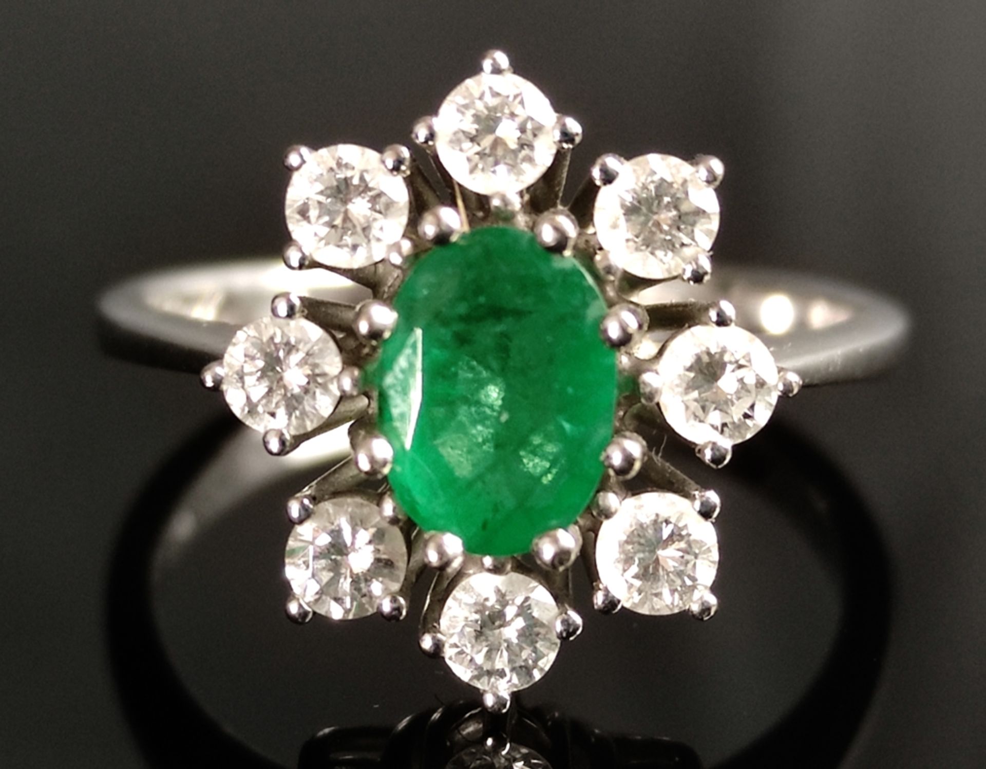 Smaragd-Ring, oval, Größe der Schauseite ca. 6,3x4,4mm, umgeben von 8 kleinen Brillanten, 750/18K W - Bild 2 aus 6