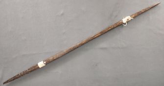 Indigener Speer, Holz mit Garn umwickelt, Ecuador, Ende 19./Anfang 20. Jahrhundert, L 73 cm