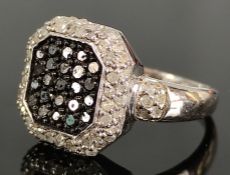 Zweifarbiger Diamant-Ring, Ringkopf besetzt mit schwarzen (beh.) und weißen Diamanten von zusammen 