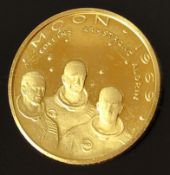 Goldmedaille 1969, Mondlandung - "Moon", Vorderseite: Collins, Armstrong, Aldrin, Rückseite: Mondob