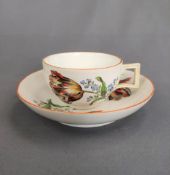 Meissen Tasse mit Untertasse, halbkugelige Tasse mit geometrischem Henkel, fein polychrom bemalt mi