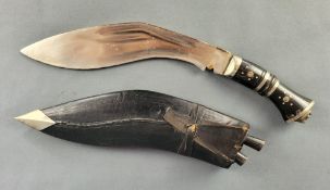 Khukuri-Schwert, lange geschwungene Klinge, einseitig fein ziseliert mit floralem Dekor sowie "Indi