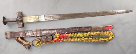 Schwert der Tuareg, zweischneidige Klinge mit geometrischem Dekor, Parierstange und Griff mit Leder