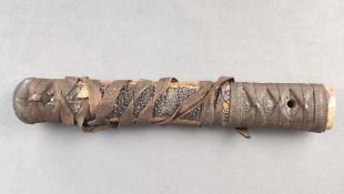 Tsuka, Griff eines japanischen Schwertes, Holzkorpus mit Baumwollband umwickelt, Rautentechnik, dur