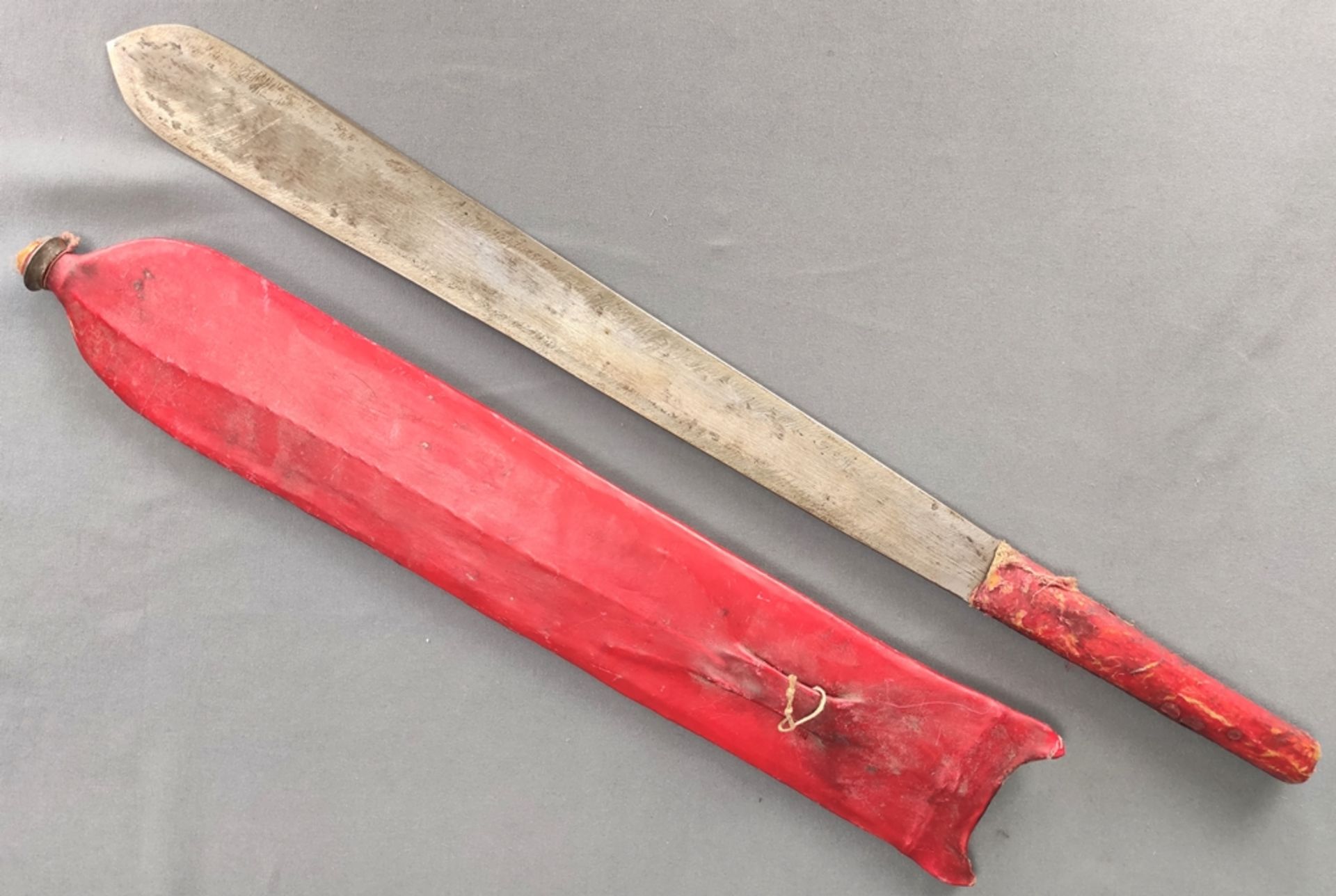 Antikes Buschmesser, Klinge nach unten leicht ausgestellt, spitz zulaufend, zweischneidig, Griff au