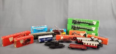 Märklin Lot H0, Wägen und Zusatzteile, 2x Schienenbus 4018 in Box, 1 x Niederbordwagen 313/1 in Box