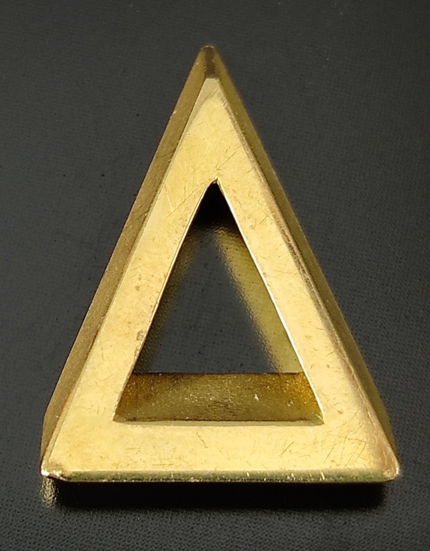 Niessing pendant, as triangle, sides matted, front and back shiny, maker's mark, 750/18K yellow gol