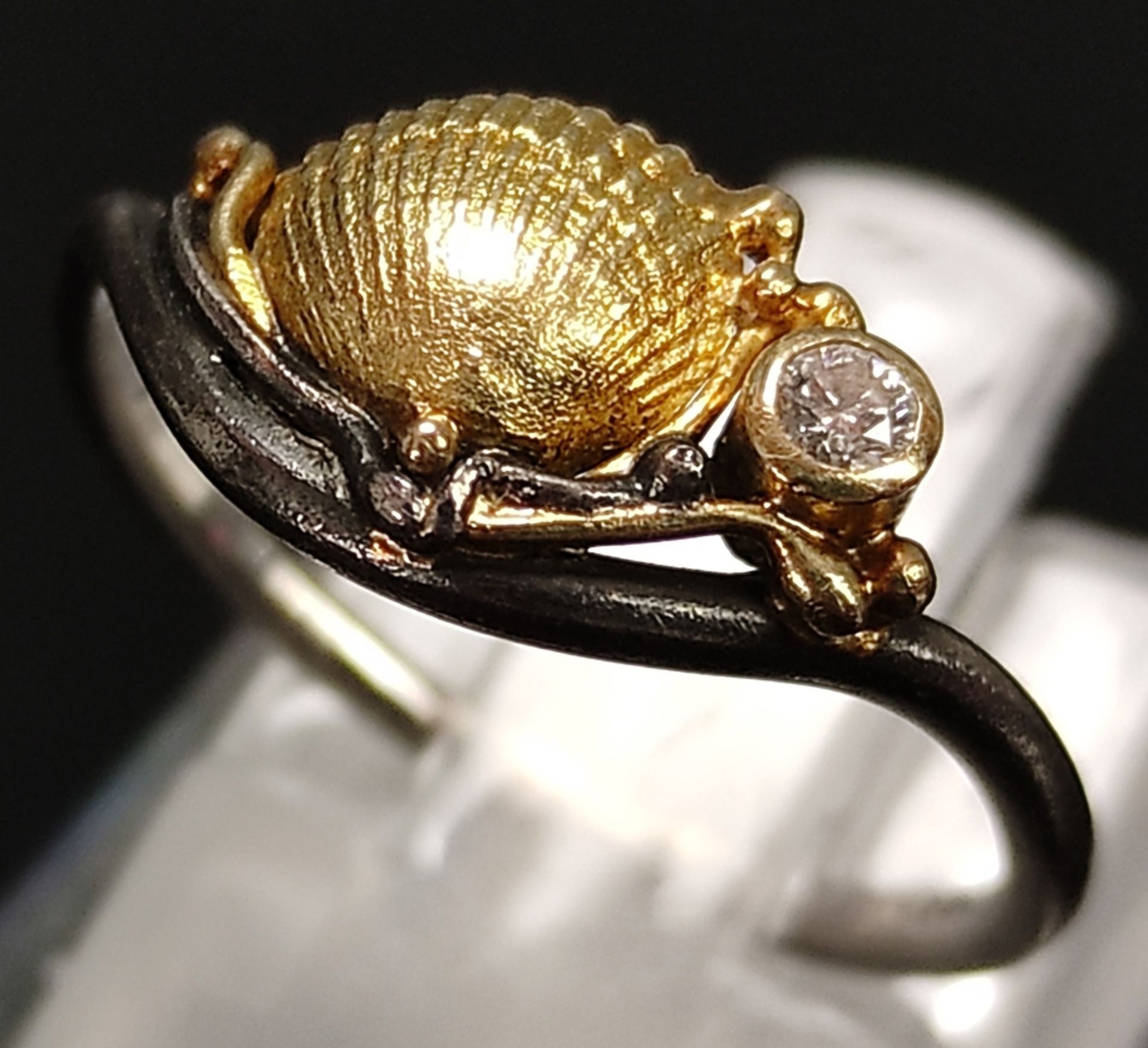 Maritimer Ring, mittig Muschel-Element und kleiner Brillant um 0,04ct, Silber 925, teilweise vergol - Bild 4 aus 5