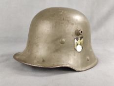 M35 Stahlhelm, feldgrau lackiert, links Adleremblem, rechte Seite mit Wappenschild in den Reichsfar