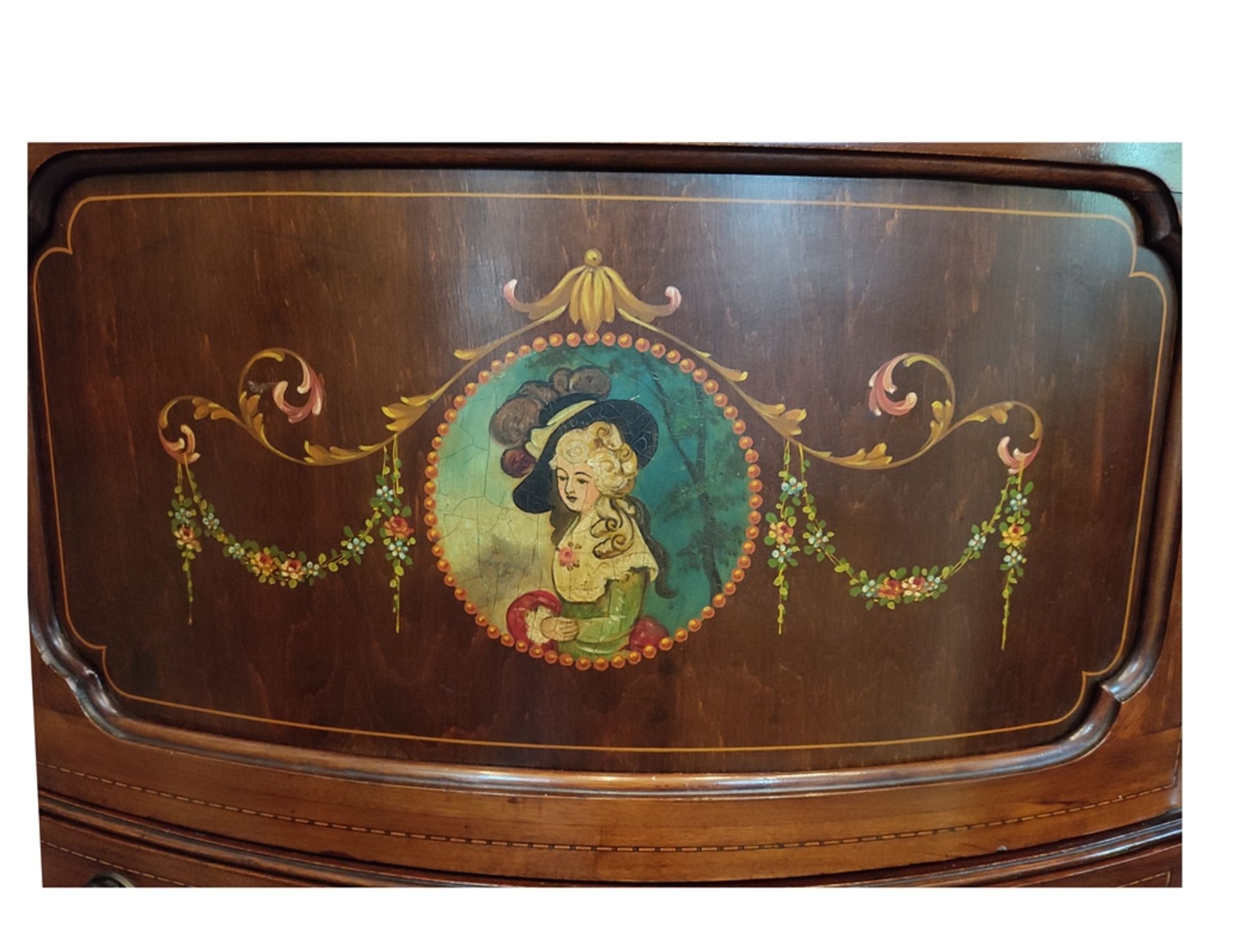 Elegant display case, beautiful polychrome decorations in the centre, mouth-blown glass with small  - Image 4 of 5