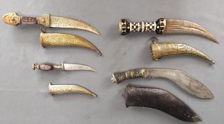 Vier Dolche, Khukuri, geschwungene Klinge, fein ziseliert mit floralem Dekor "India", einschneidig,