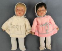 Zwei kleine Puppen, Stoffkörper mit Draht, gefüllt, Kunststoffköpfe fein bemalt, einmal Echthaarper