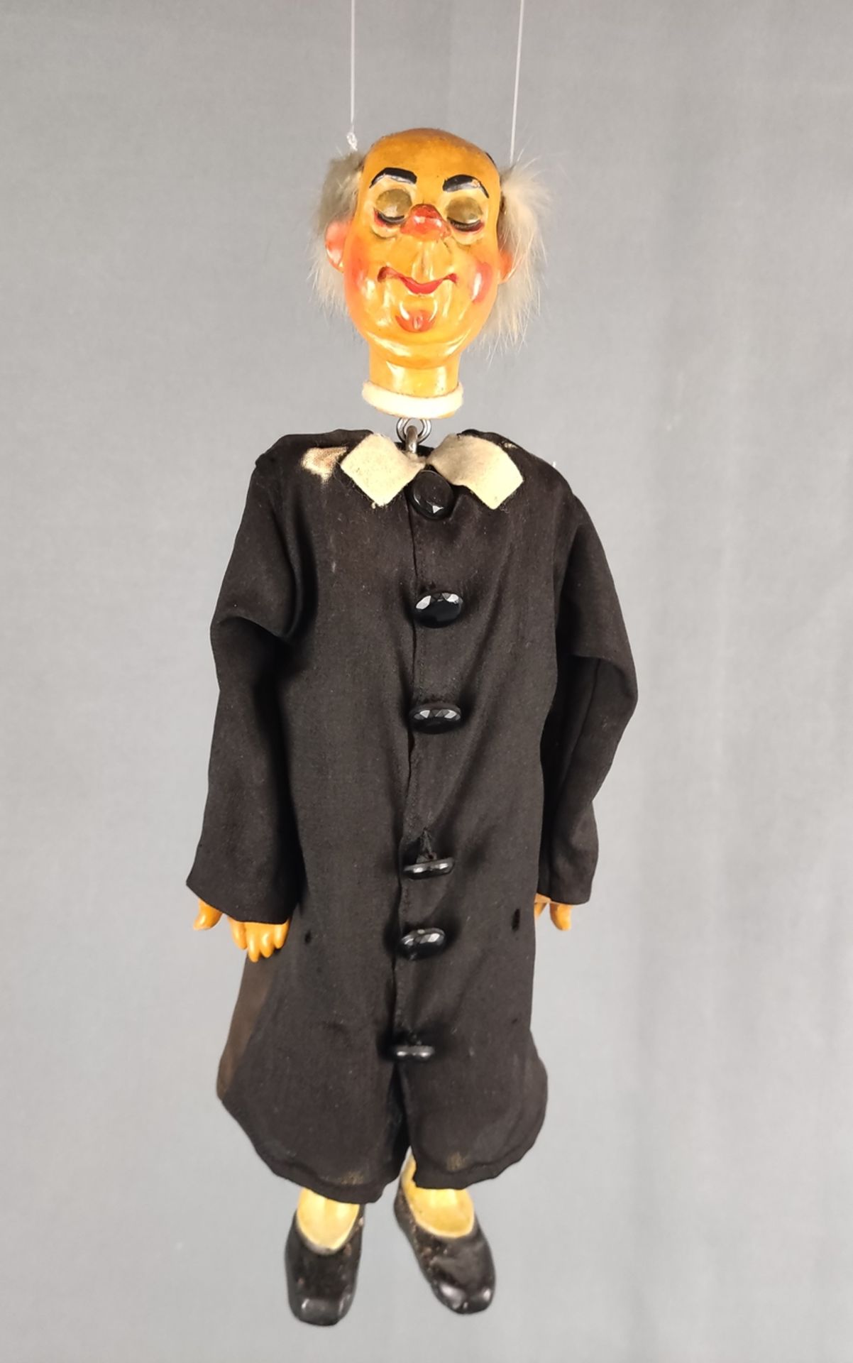 Puppe aus dem Puppentheater "Priester", polychrom bemalte Keramik, grauer Haarkranz aus Kaninchenfe