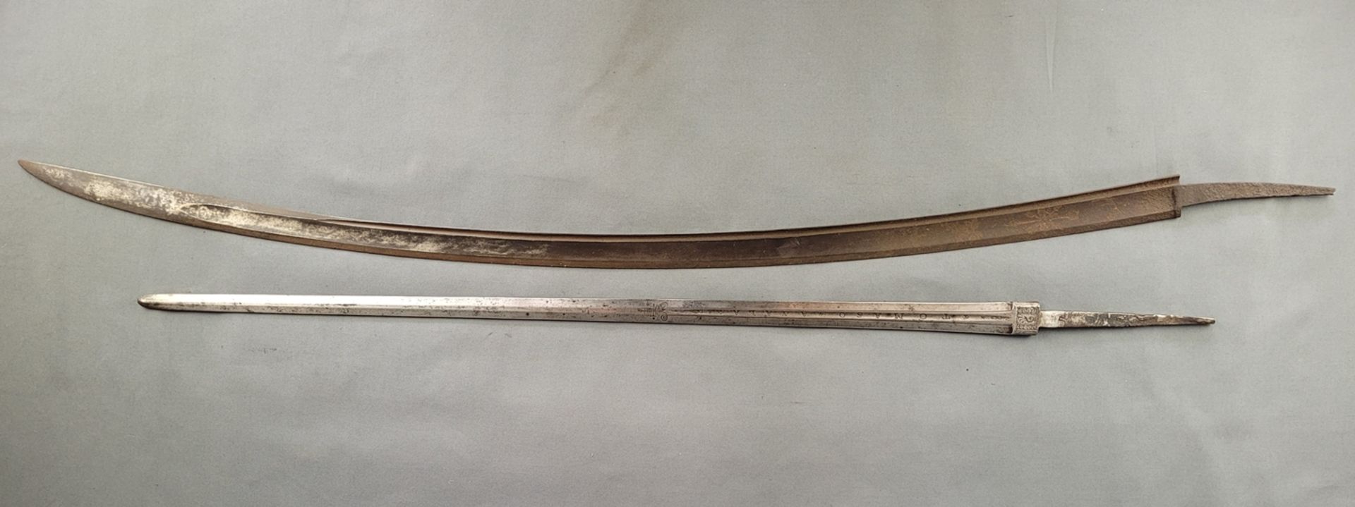 Zwei Schwertklingen, eine geschwungen, einschneidig, ziseliert mit floralem Dekor, L 97 cm, Flugros