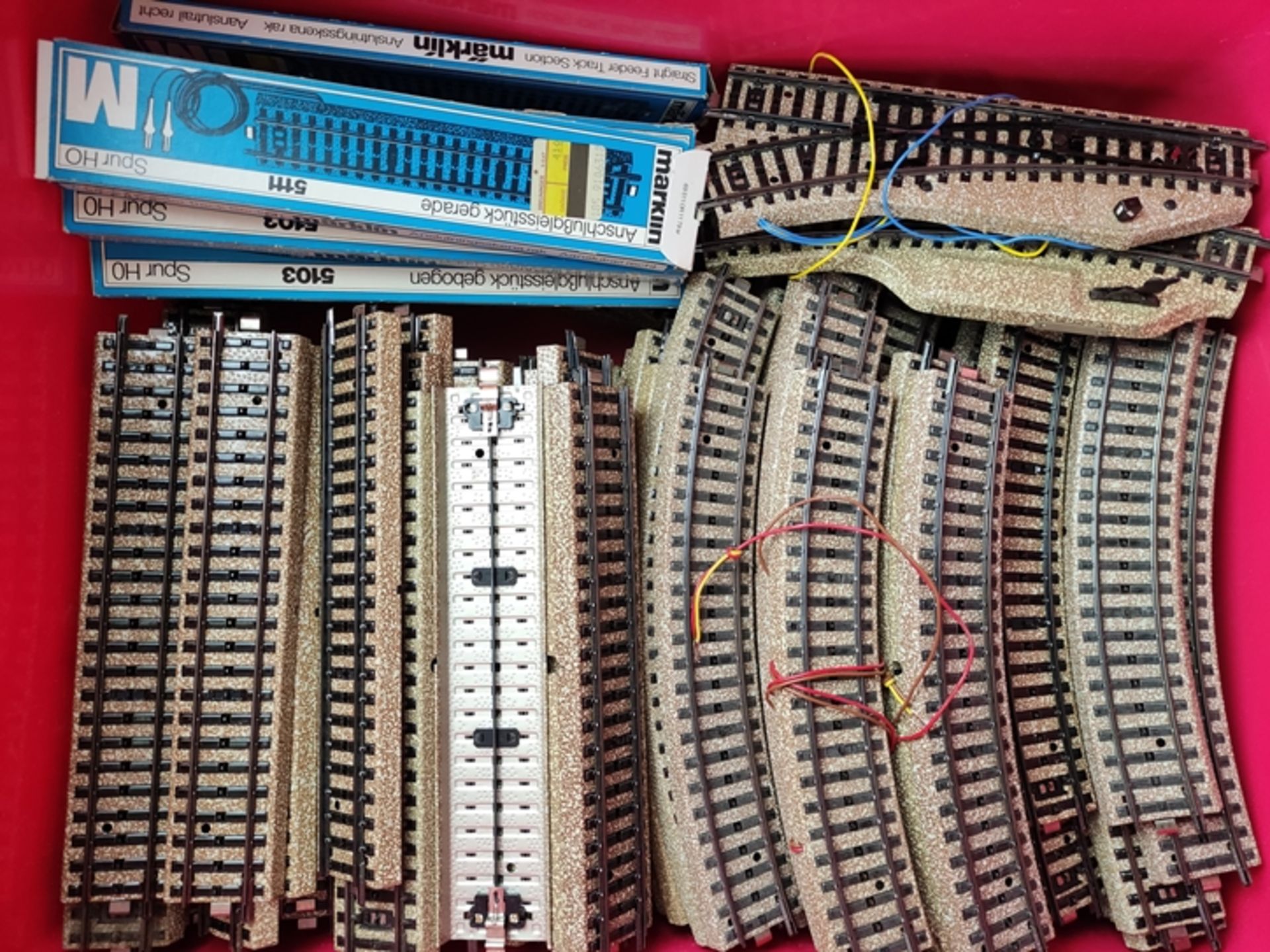 Großen Konvolut Schienen und Zusatzteile, Märklin Spur H0, bestehend aus Kiste mit ca. 140 einzelne - Bild 3 aus 3