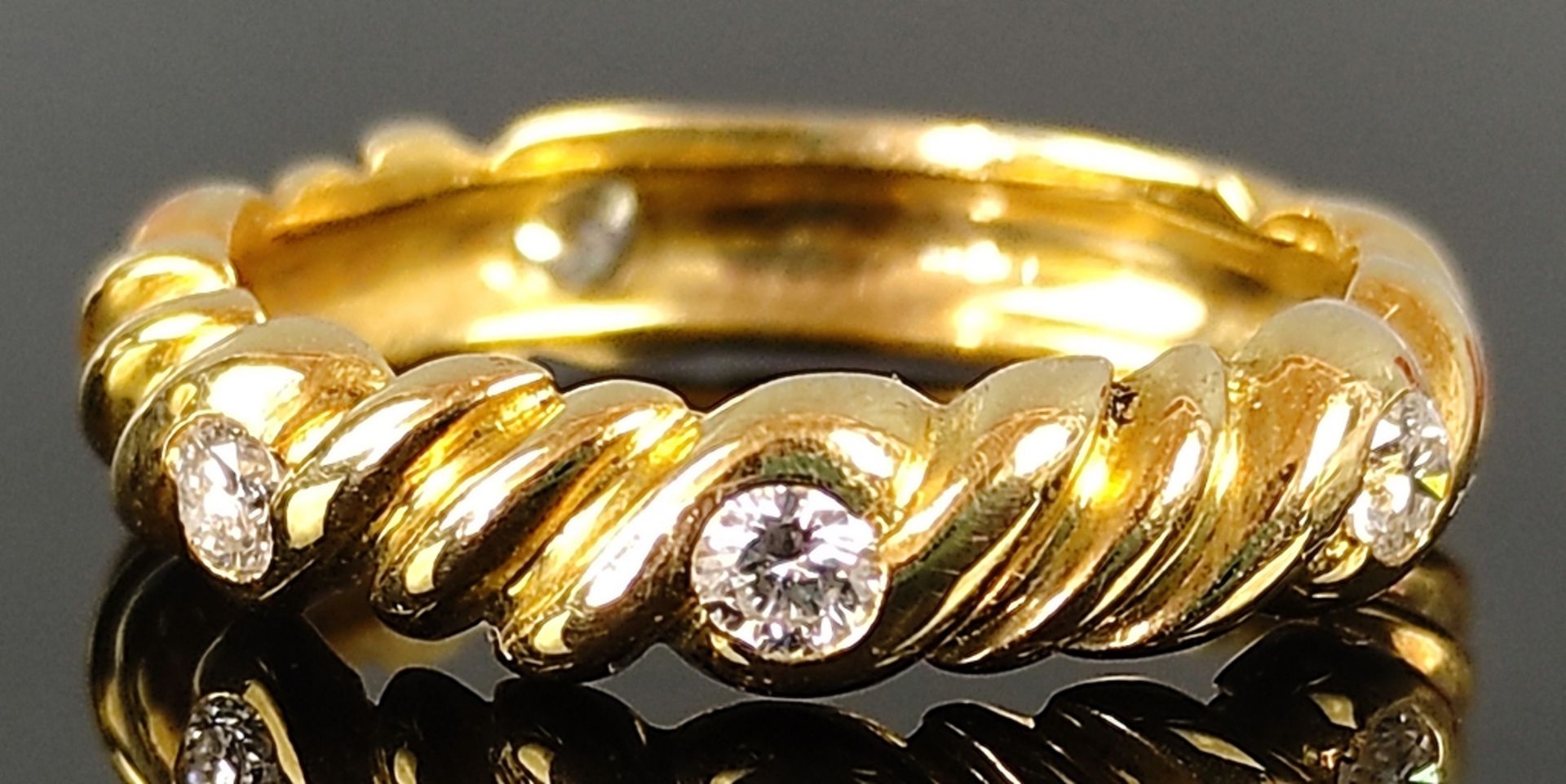 Ring mit 6 Brillanten, zusammen um 0,3ct, 750/18K Gelbgold (getestet), in elegantem Etui, 6,3g, Grö