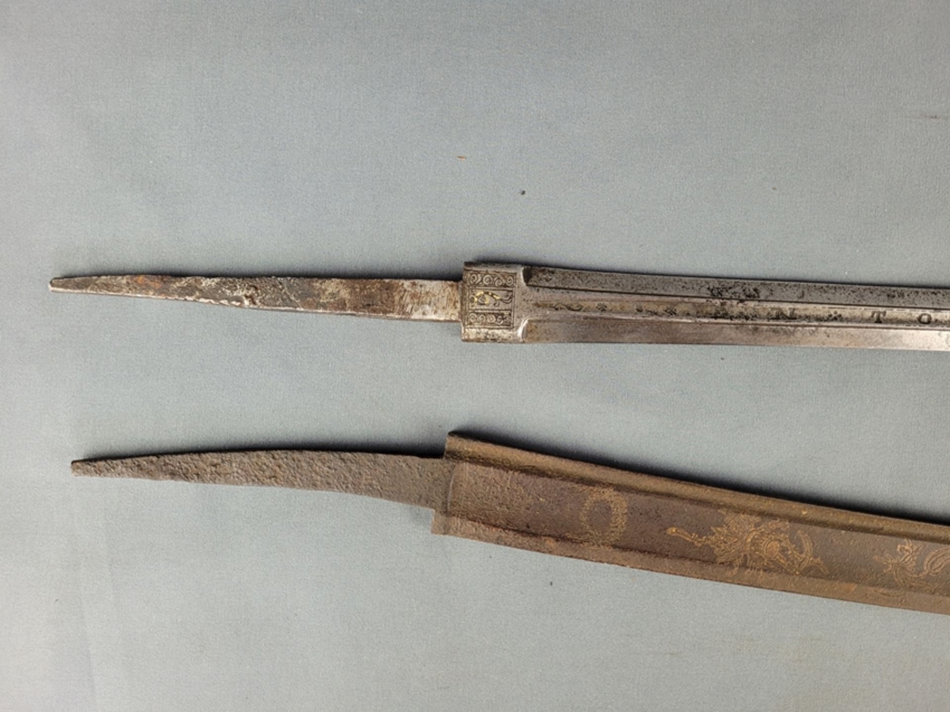 Zwei Schwertklingen, eine geschwungen, einschneidig, ziseliert mit floralem Dekor, L 97 cm, Flugros - Bild 3 aus 5