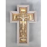 Christuskreuz hinter Glaskasten, Christuskorpus befestigt an Papierkreuz mit vielen Papier- und Sto