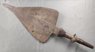 Bwaka, auch Herzdolch genannt, wurde als Kriegs-, Jagd-, oder Standeswaffe gebraucht, dreieckige br