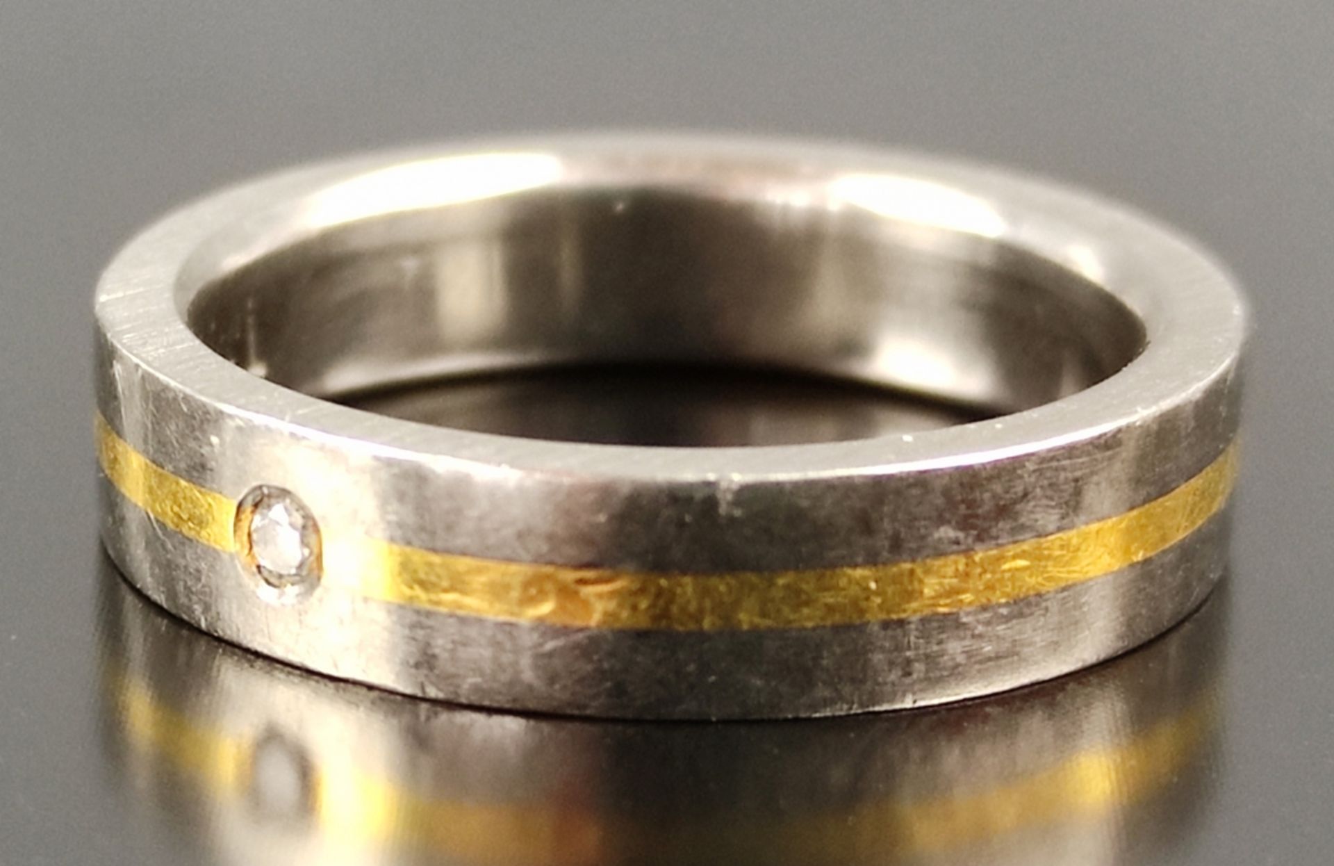 Ring, mit kleinem Brillanten und eingelegtem, goldenen und dunkelgrauen Band, Titan, 2,5g, Größe 53