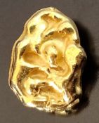 Kleiner Nugget als Anhänger, 900/21K Gelbgold, 1,7g, Länge 9mm