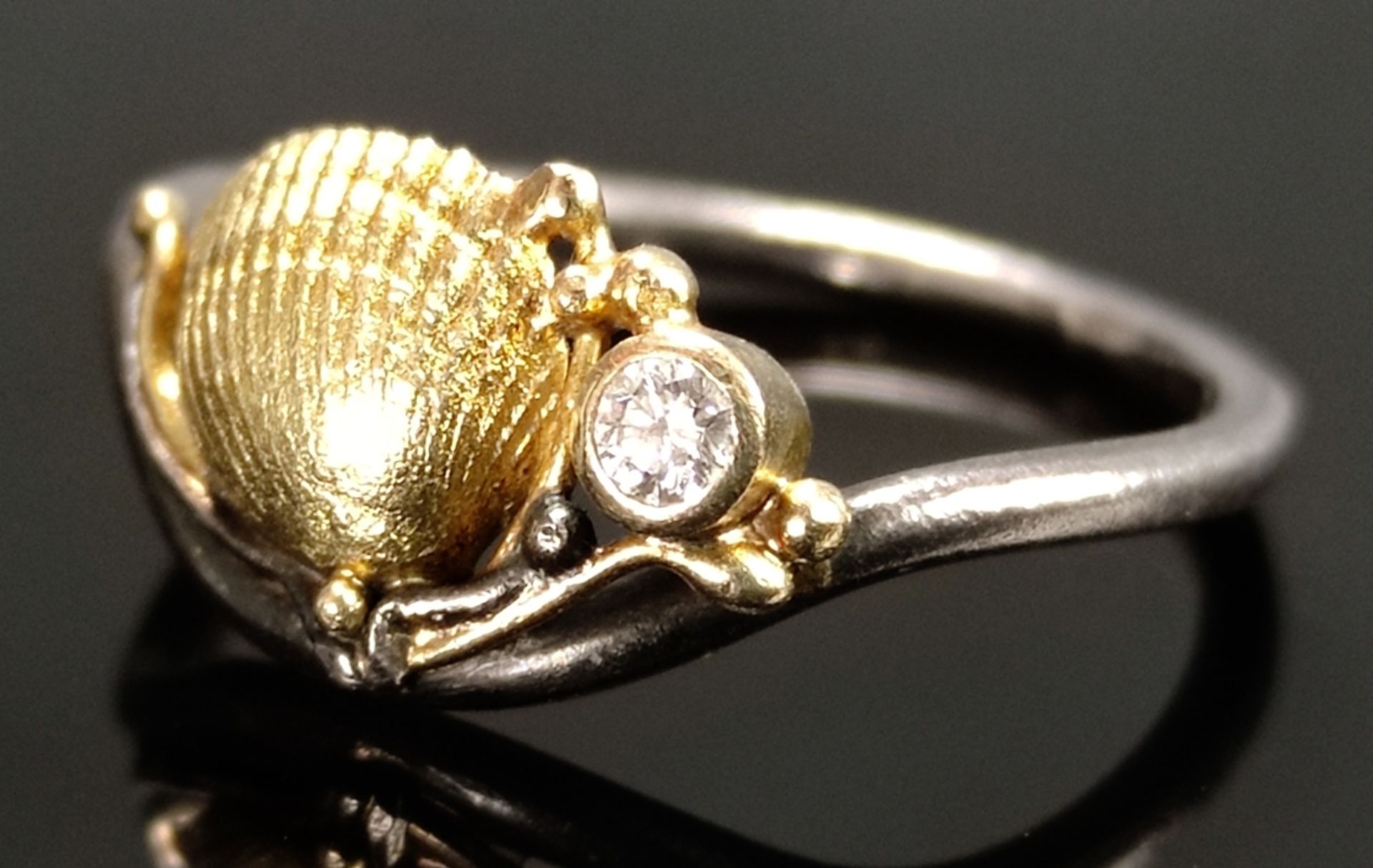Maritimer Ring, mittig Muschel-Element und kleiner Brillant um 0,04ct, Silber 925, teilweise vergol