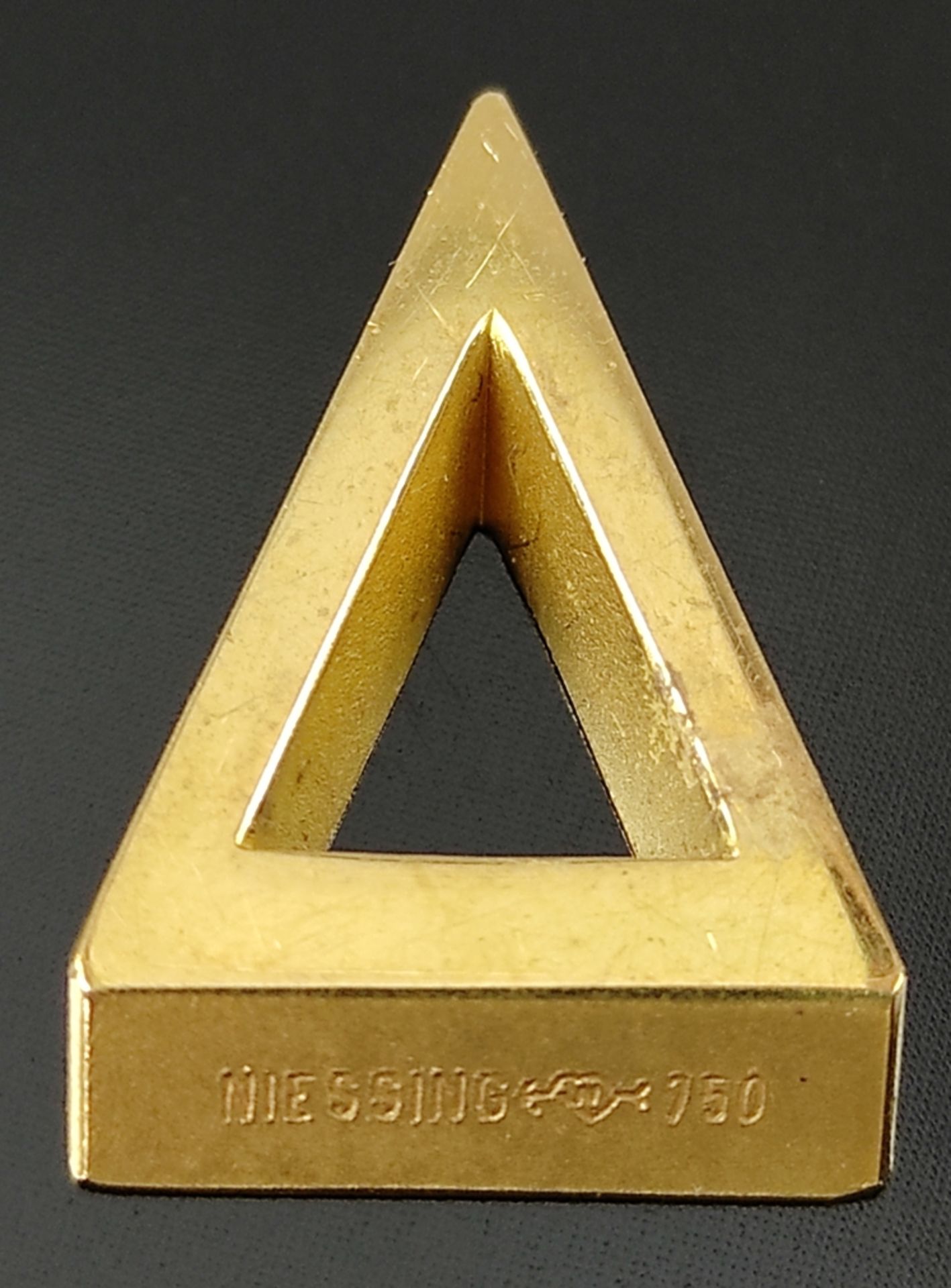 Niessing pendant, as triangle, sides matted, front and back shiny, maker's mark, 750/18K yellow gol - Image 2 of 2