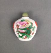 Snuff-Bottle, polychrom bemalt mit Drachen, Porzellan, China, 20. Jahrhundert, H 6,5cm