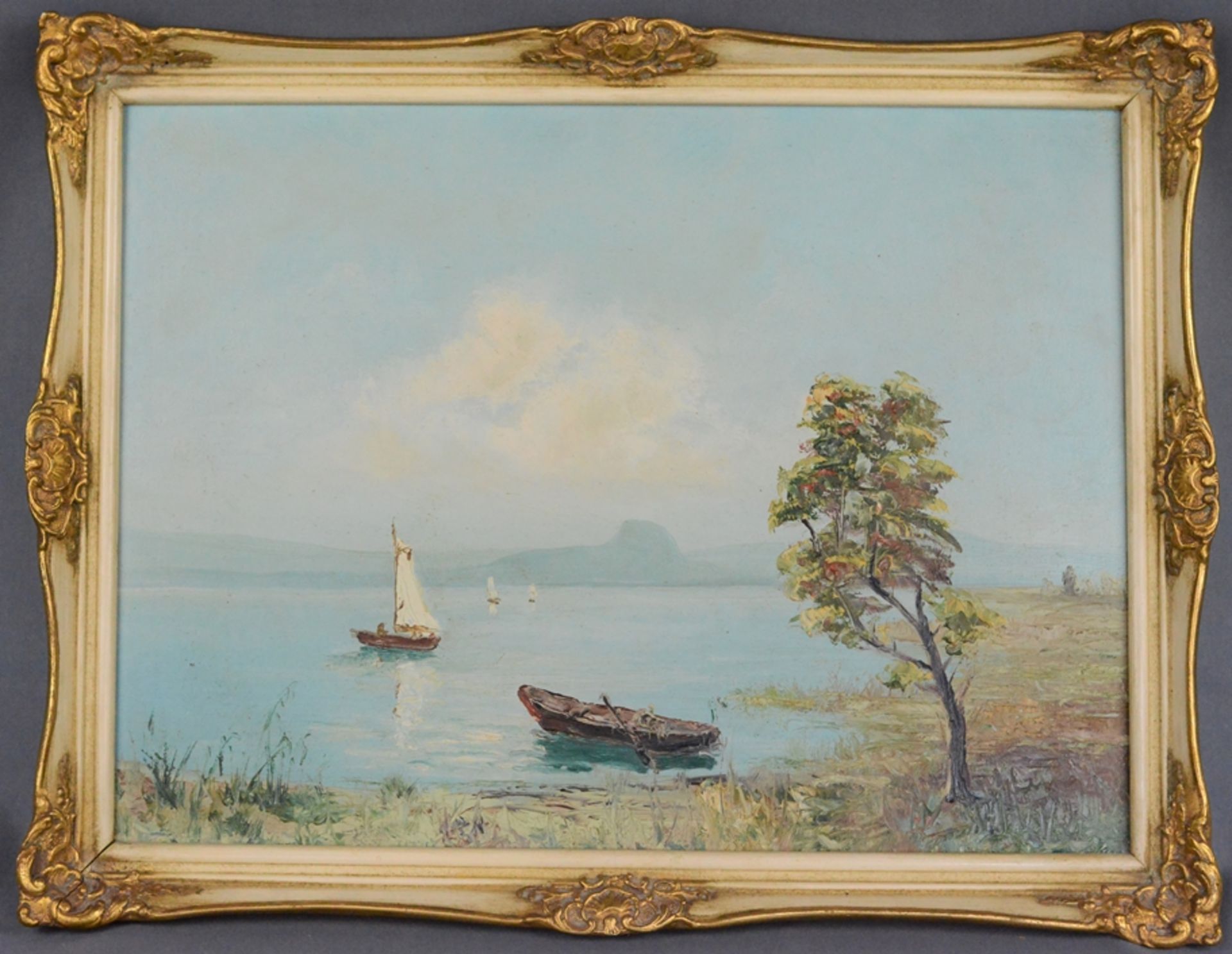 Bodenseekünstler (20. Jahrhundert), "Reichenau", Blick auf den Untersee mit Boot, im Hintergrund de - Bild 2 aus 3