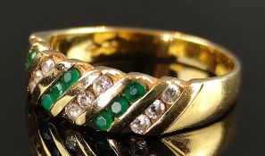 Ring mit Bändern aus kleinen Smaragden und Zirkonia, 750/18K Gelbgold, 3,6g, Größe 54