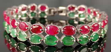 Rubin-Smaragd-Armband, besetzt mit 23 oval facettierten, natürlichen Rubinen von zusammen 13,8ct so