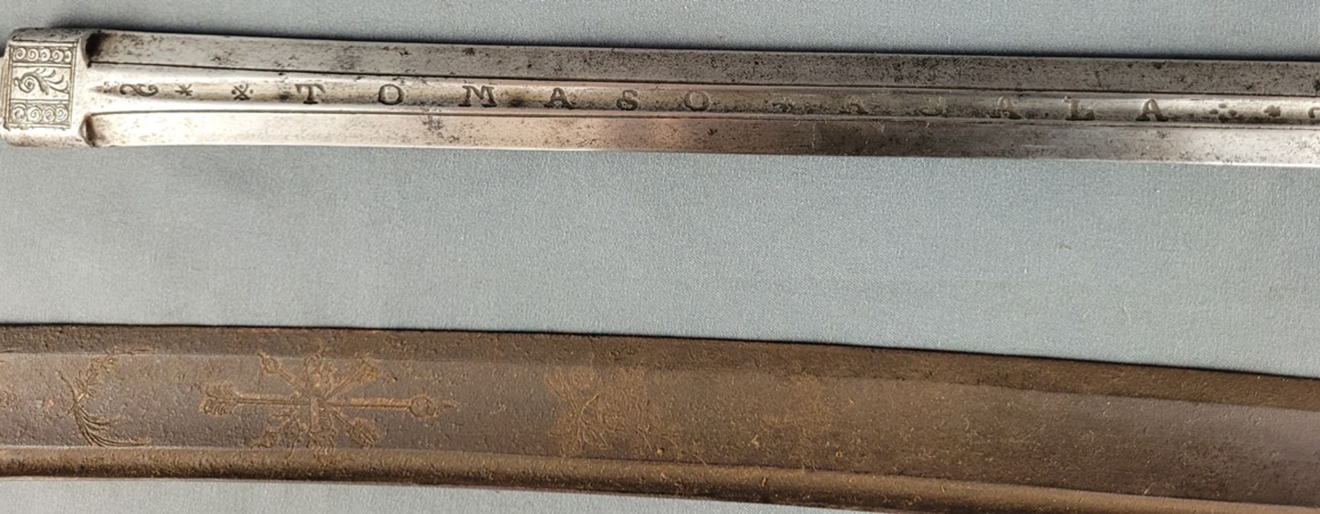 Zwei Schwertklingen, eine geschwungen, einschneidig, ziseliert mit floralem Dekor, L 97 cm, Flugros - Bild 5 aus 5