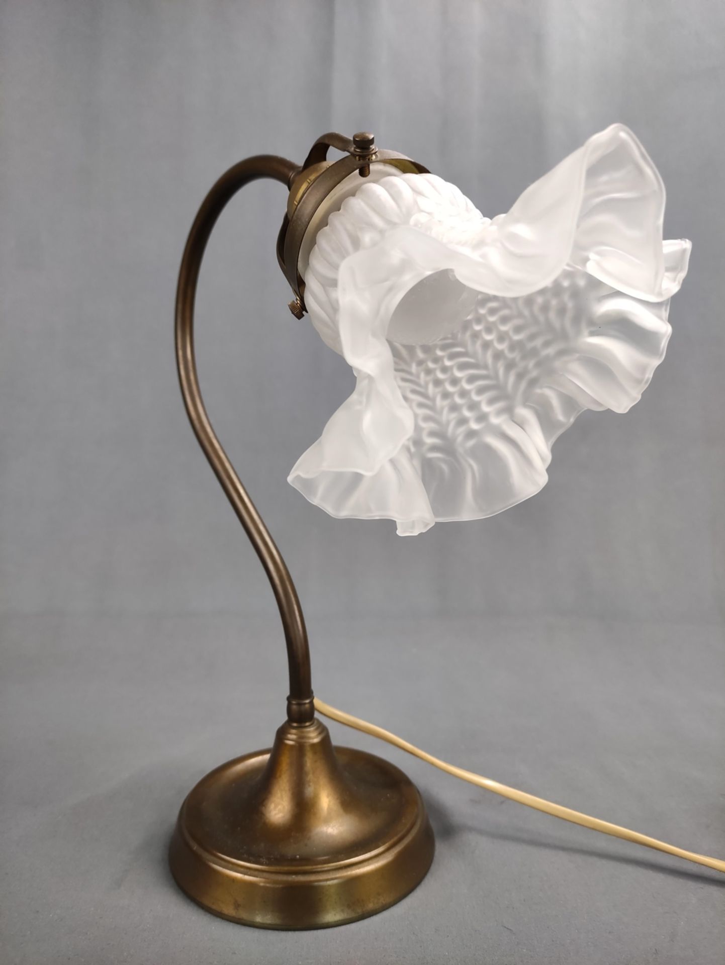 Elegant table lamp, round base with curved lamp foot, opaque glass shade shaped as a flower, brass/ - Image 2 of 3