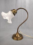 Elegante Tischlampe, runde Basis mit geschwungenem Lampenfuß, opaker Glasschirm als Blüte ausgeform