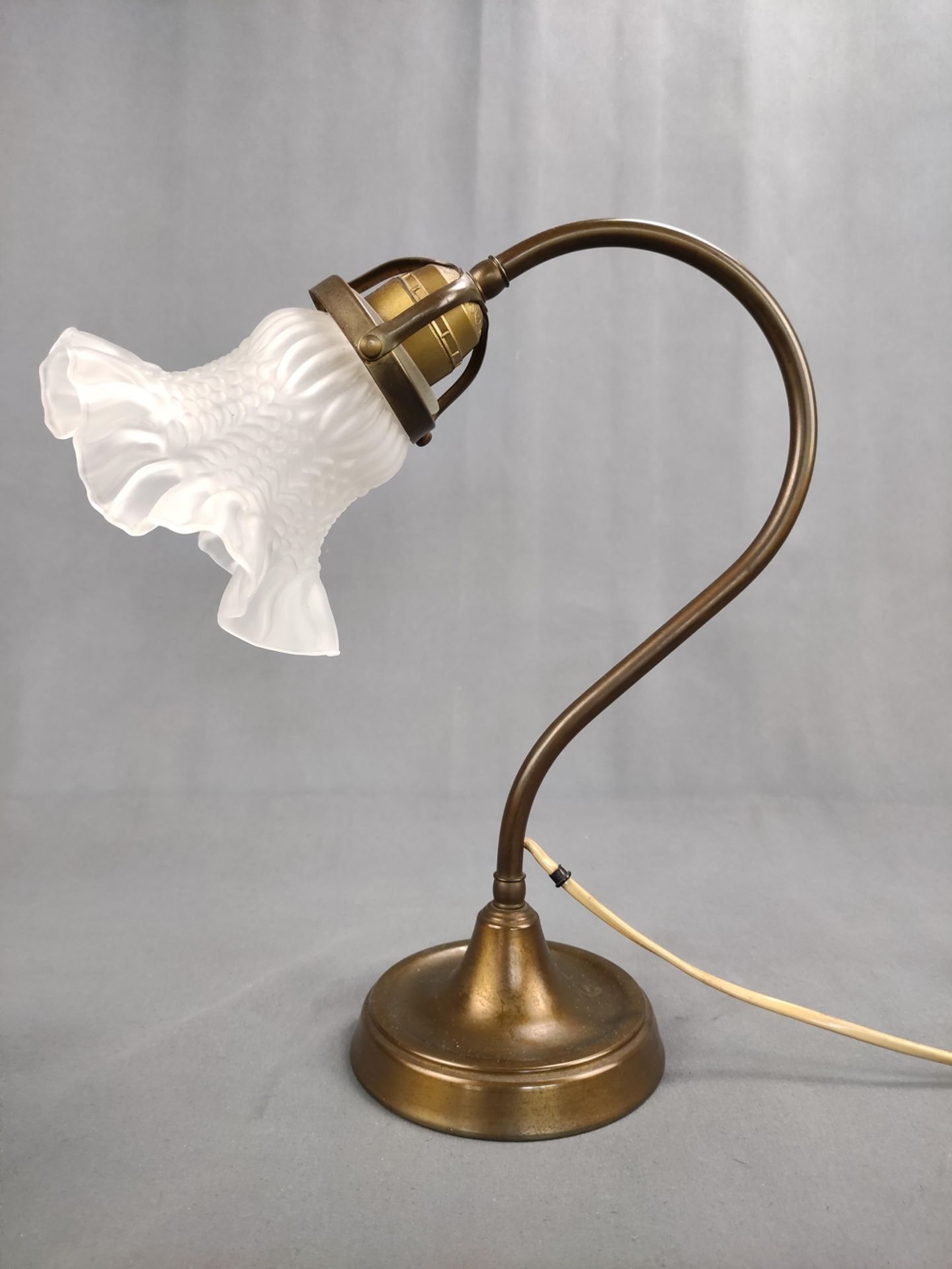 Elegant table lamp, round base with curved lamp foot, opaque glass shade shaped as a flower, brass/