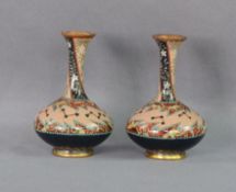 Paar Miniatur-Cloisonné-Vasen, dekoriert mit Blumenmotiven und abstrakten Motiven, ähnlich Sternbil