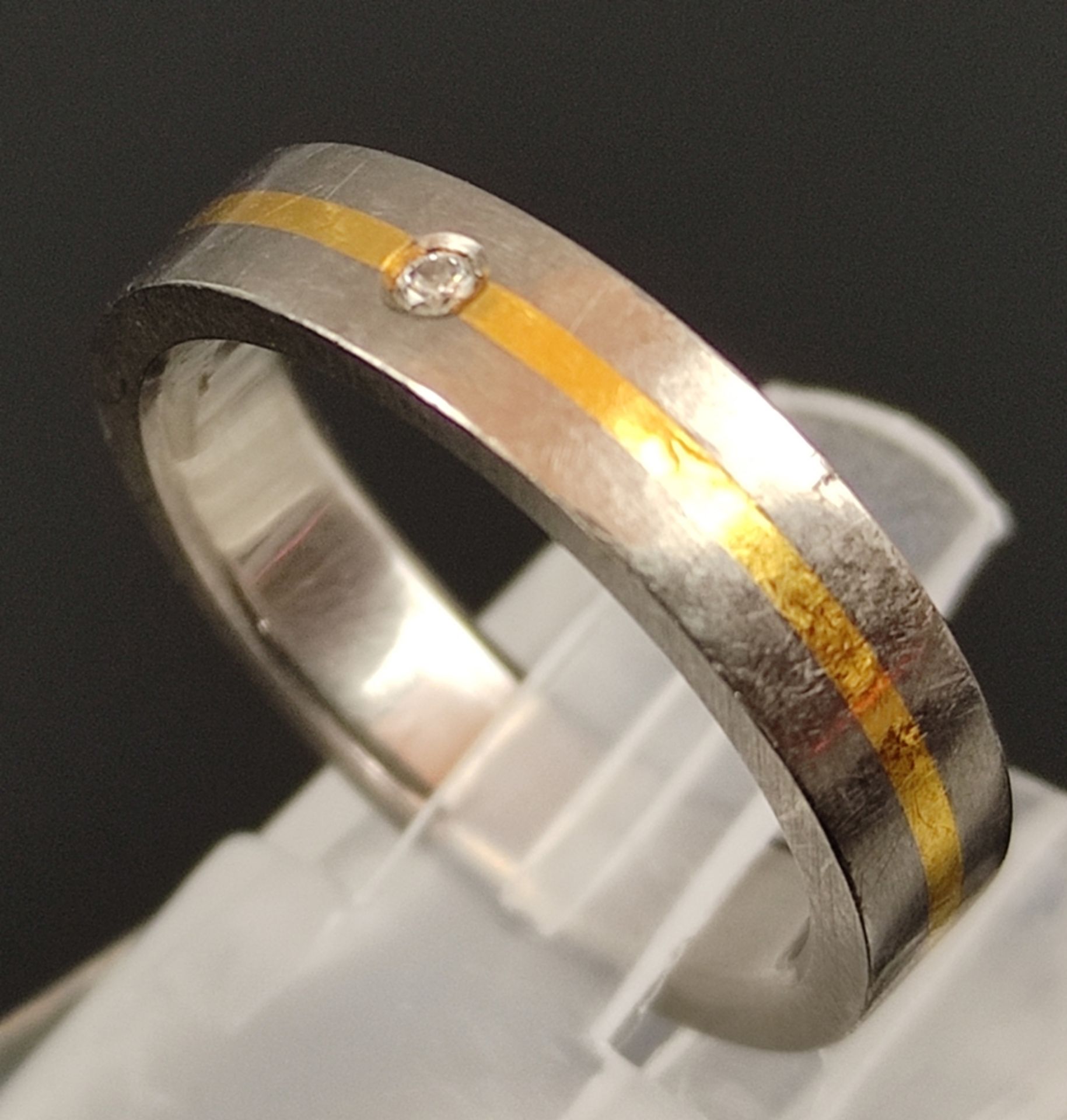 Ring, mit kleinem Brillanten und eingelegtem, goldenen und dunkelgrauen Band, Titan, 2,5g, Größe 53 - Bild 3 aus 5