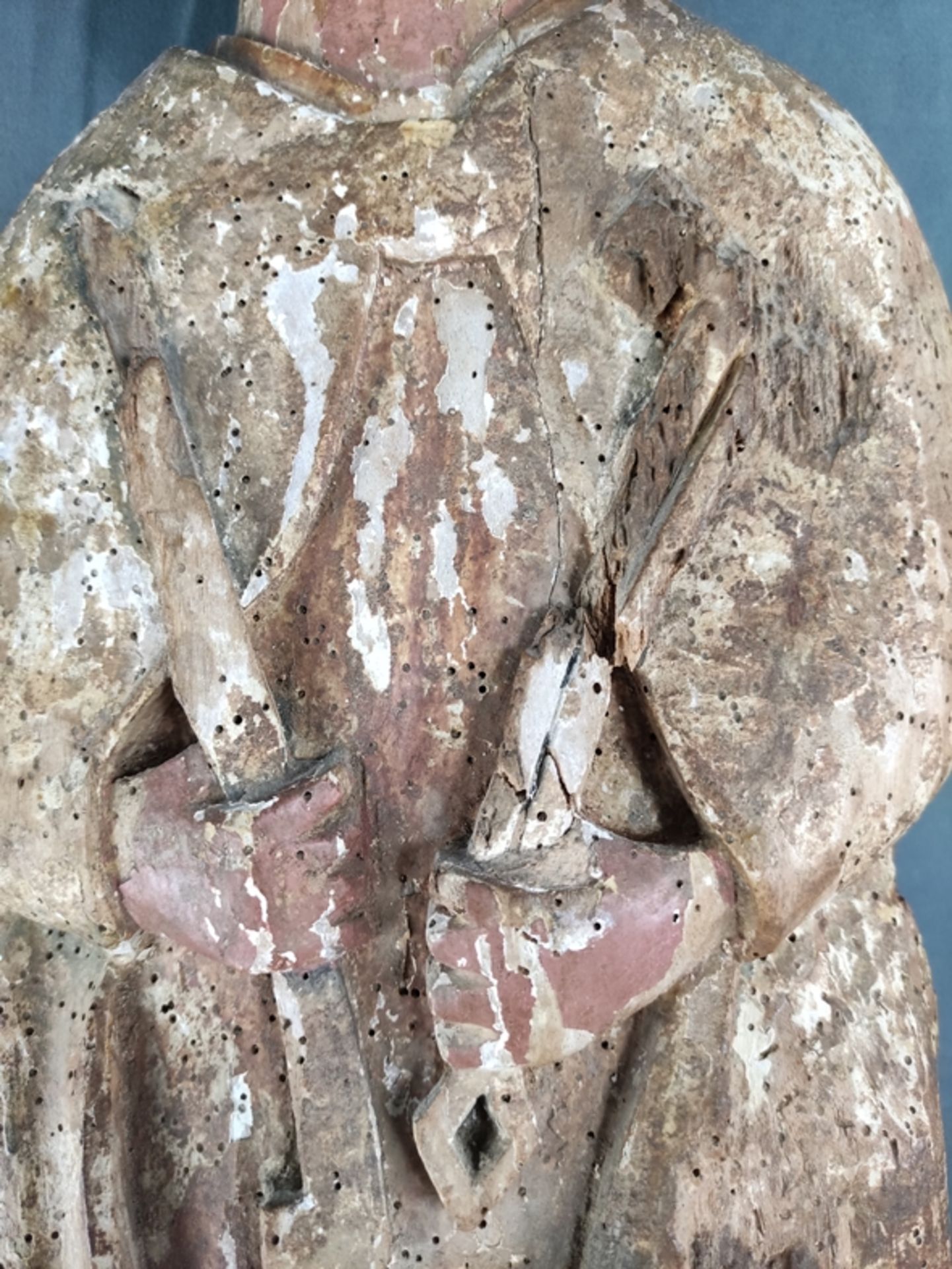 Heiligen-Figur, wohl Petrus, Weichholz, ehemals farbig gefasst, rückseitig abgeflacht, älter, Holzw - Bild 5 aus 5