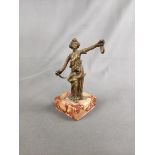 Taschenuhrenständer, Figur in Toga mit Dolch und einem Haken, auf rechteckiger Marmorbasis, Bronze,