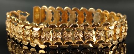 Armband, flexible durchbrochen gearbeitete Glieder, mittig kleine Blütenelemente, 750/18K Gelbgold,
