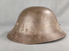 Japanischer Stahlhelm, 2. Weltkrieg, Japanische Marine (SNLF), braun lackiert, Messing Emblem aus K