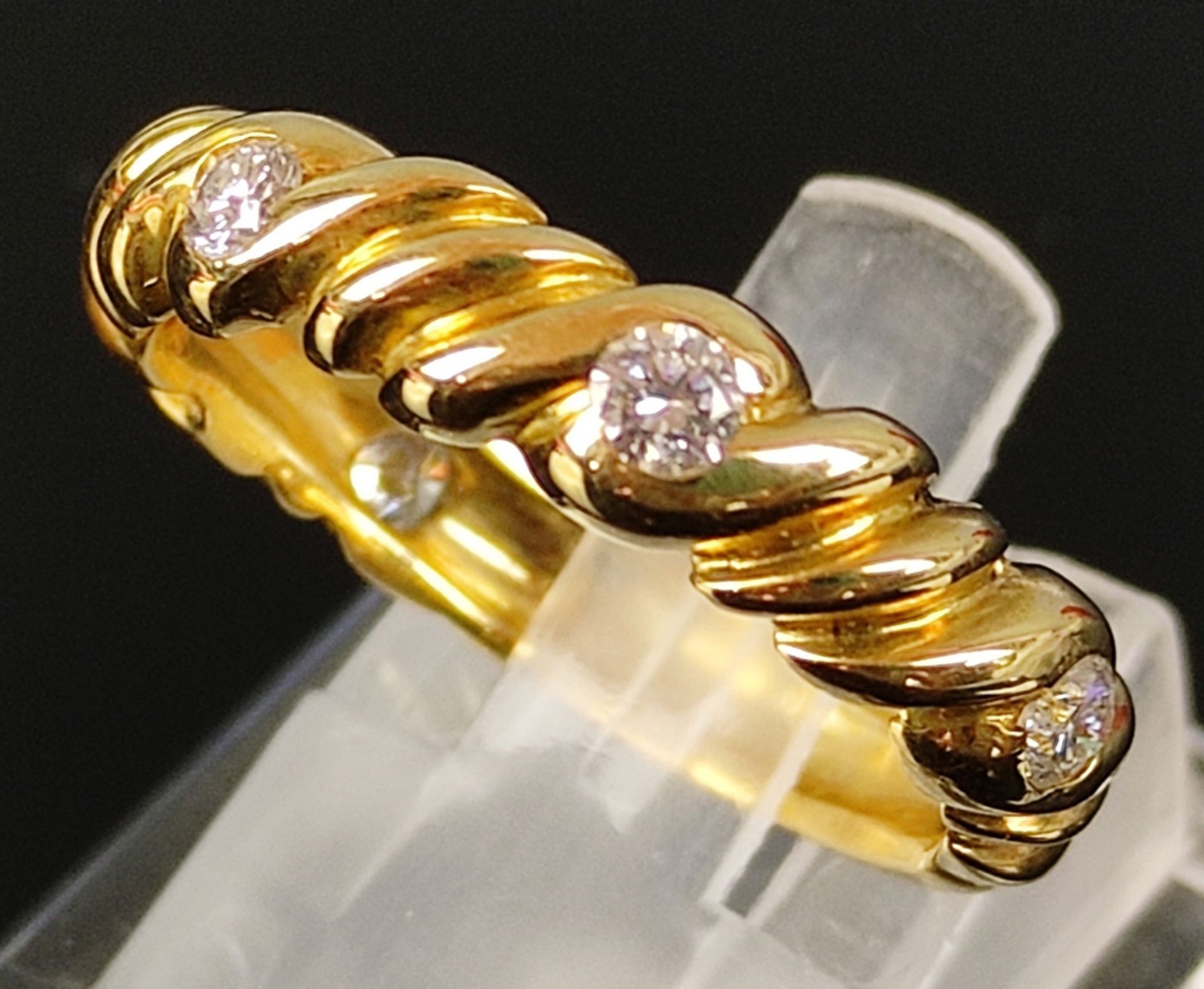 Ring mit 6 Brillanten, zusammen um 0,3ct, 750/18K Gelbgold (getestet), in elegantem Etui, 6,3g, Grö - Bild 3 aus 3