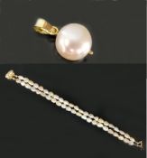 Perlen-Lot, bestehend aus feinem Flussperlen-Armband, zweireihig, Schmuckschließe mit eingefasster P