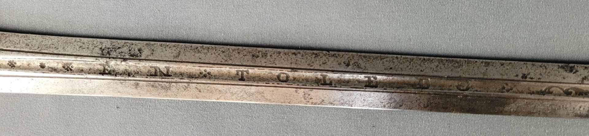 Zwei Schwertklingen, eine geschwungen, einschneidig, ziseliert mit floralem Dekor, L 97 cm, Flugros - Bild 4 aus 5