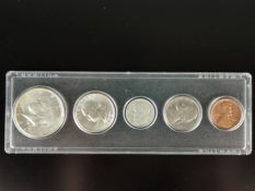 Konvolut von 5 Münzen, Half Dollar mit John F. Kennedy (1964), Quarter Dollar von 1964, One Dime 19