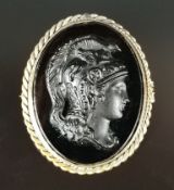 Antike Onyx-Brosche, Gemme der Minerva/Athena im Profil, Fassung wohl Silber vergoldet, Ende 19./ A