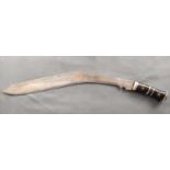 Khukuri-Schwert, lange geschwungene Klinge, fein ziseliert mit floralem Dekor, einschneidig, Horngr