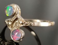 Opal-Weißgold-Ring, Ringkopf gegenläufig gearbeitet, besetzt mit zwei runden Schwarz-Opaltripletten 